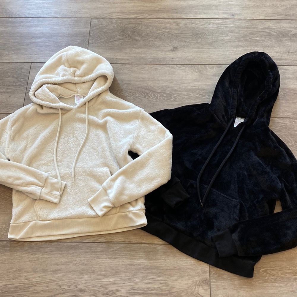 NO BOUNDARIES SIZE SMALL 3-5 FUZZY HOODIES